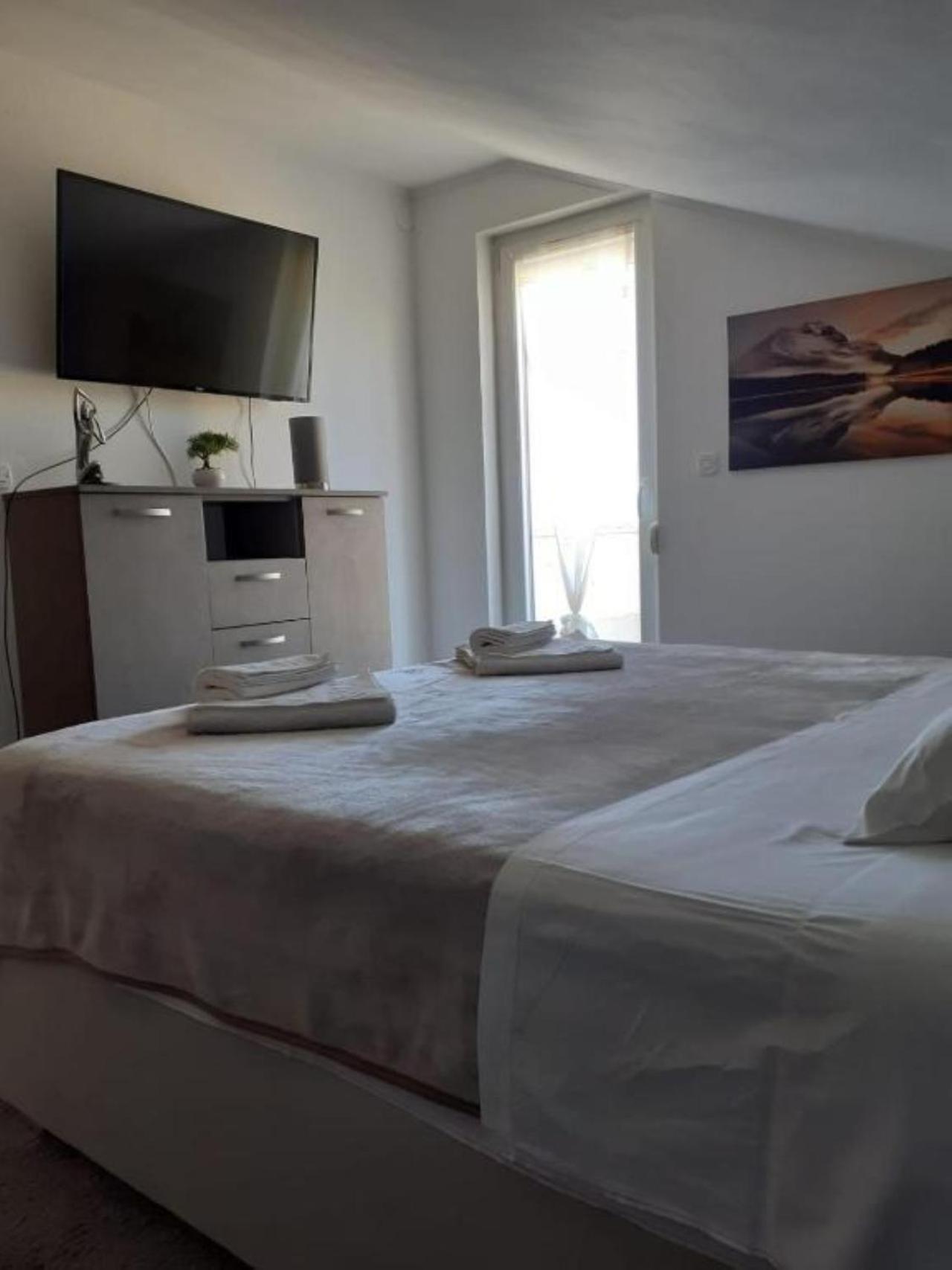 Guest House Lucija Banjol Ngoại thất bức ảnh