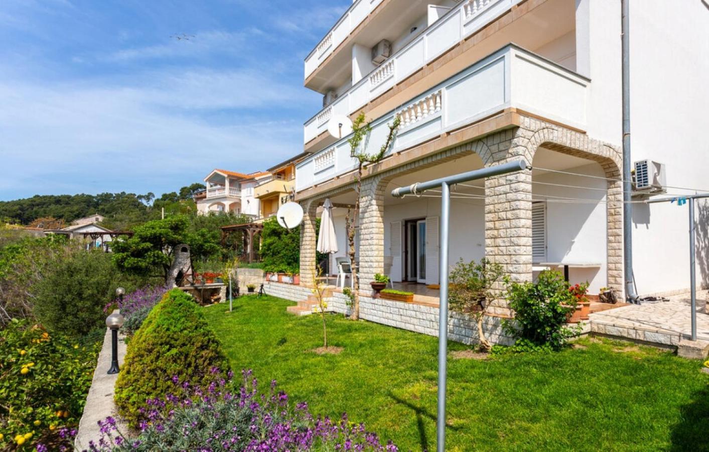 Guest House Lucija Banjol Ngoại thất bức ảnh