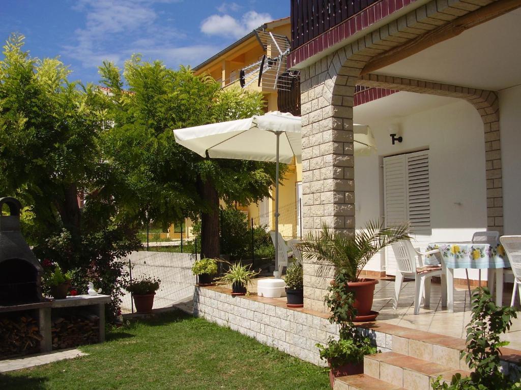 Guest House Lucija Banjol Ngoại thất bức ảnh